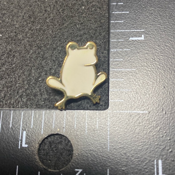 Rare Vintage Crown Trifari Frog Brooch White/Cream Enamel - Picture 2 of 3